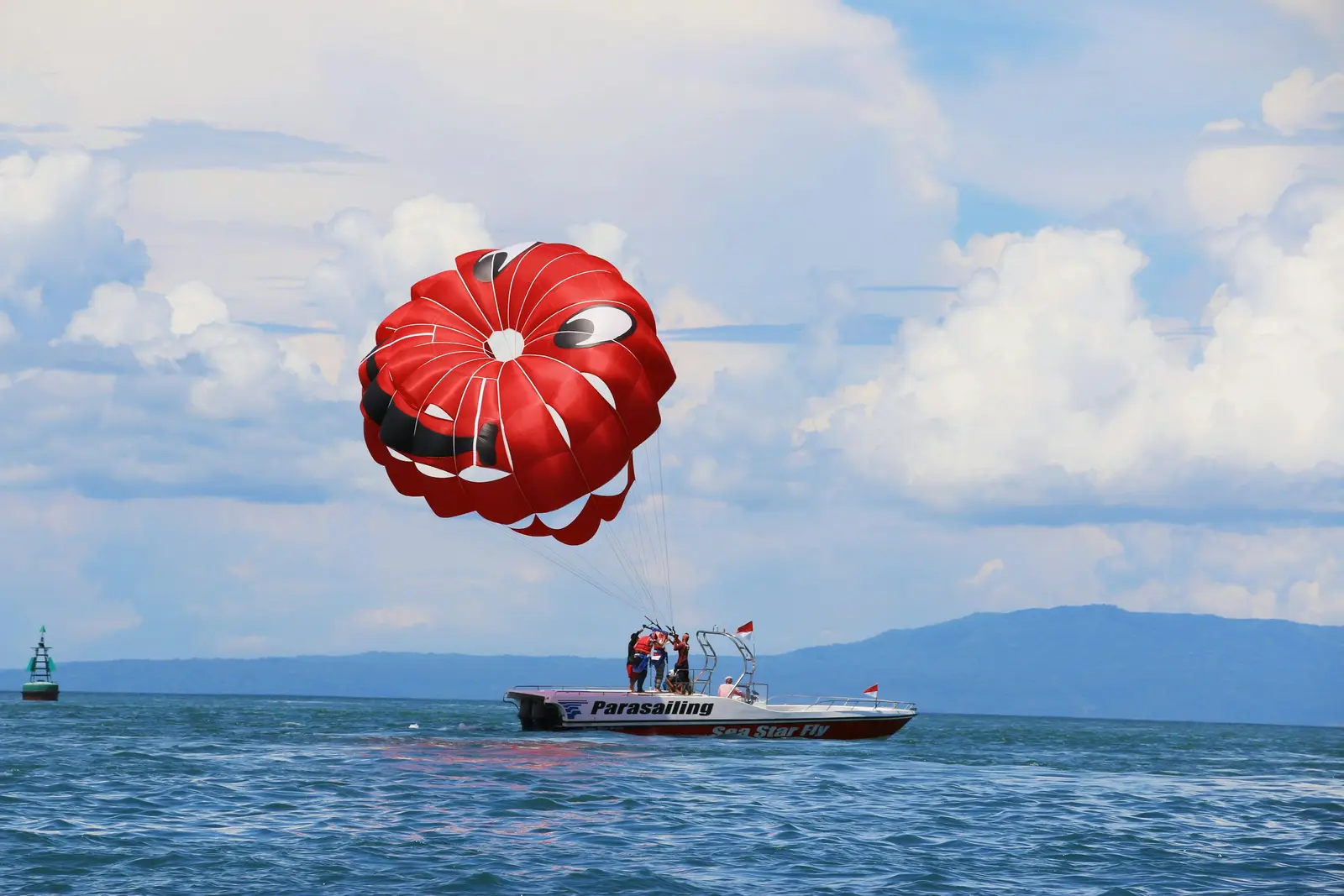Speedboat parasailing